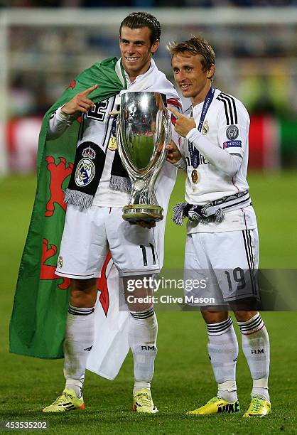 Gareth Bale and Luka Modric of Real Madrid pose with the trophy following their team's 2-0 victory during the UEFA Super Cup between Real Madrid and...