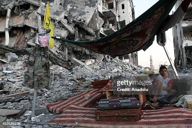 Palestinian sets up a scrappy tent as Palestinians get back to Beit Lahia to inspect their houses destroyed by Israeli army and collect their...