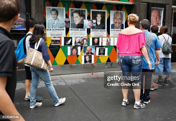 People gather near a makeshift memorial for Robin Williams in front of Carolines on Broadway comedy club on August 12, 2014 in New York City.