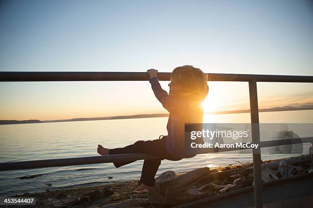 Touching Hand Rails Touching Handrail Fotografías e imágenes de stock - Getty Images