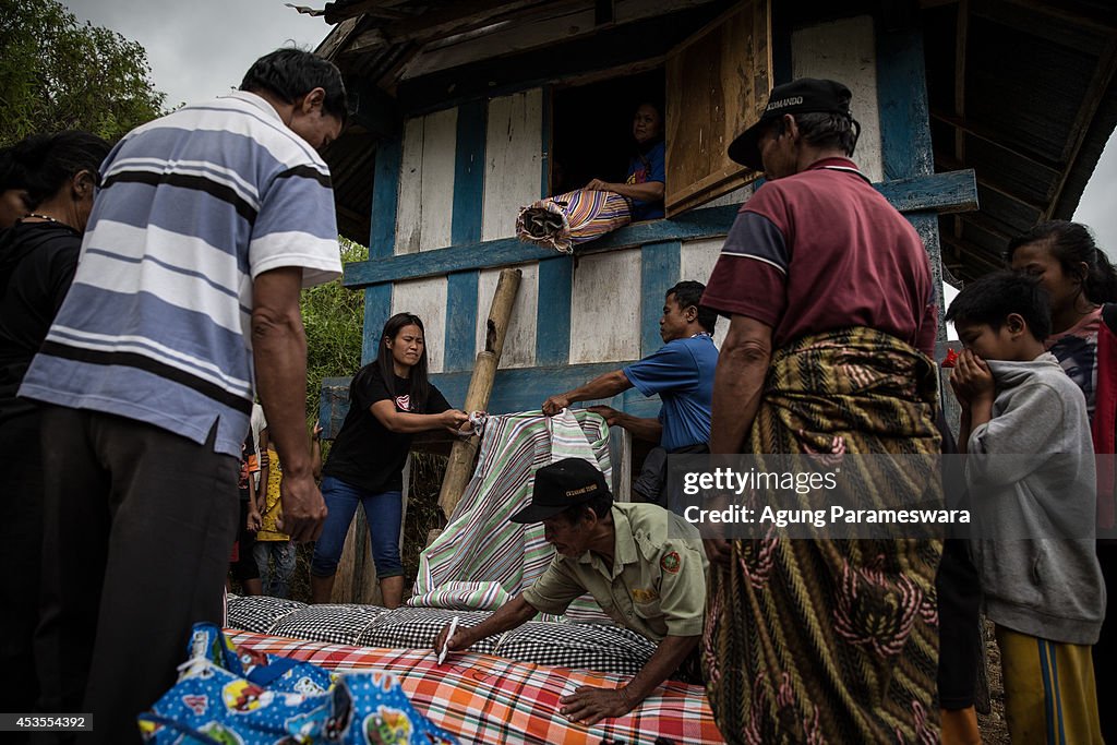 Family Members Perform Ma'nene Ritual To Honor The Spirits Of Their Mummified Ancestors