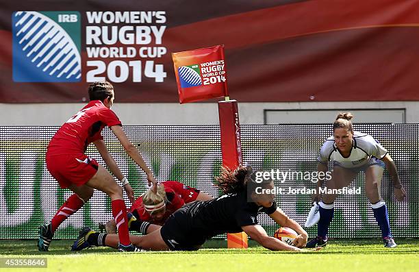 Shakira Baker of New Zealand touches down a try during the IRB Women's Rugby World Cup 5th place match between New Zealand and Wales at Stade Jean...