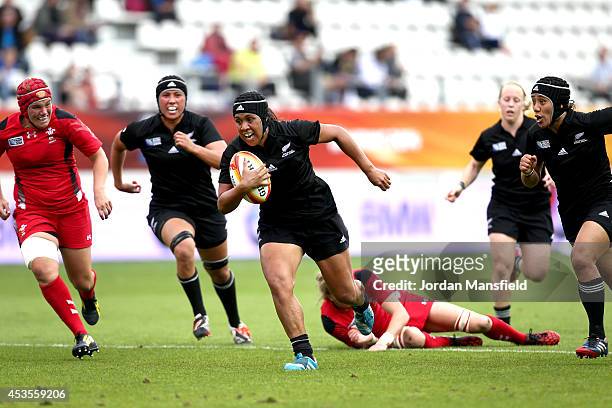 Linda Itunu of New Zealand breaks free to score a try during the IRB Women's Rugby World Cup 5th place match between New Zealand and Wales at Stade...