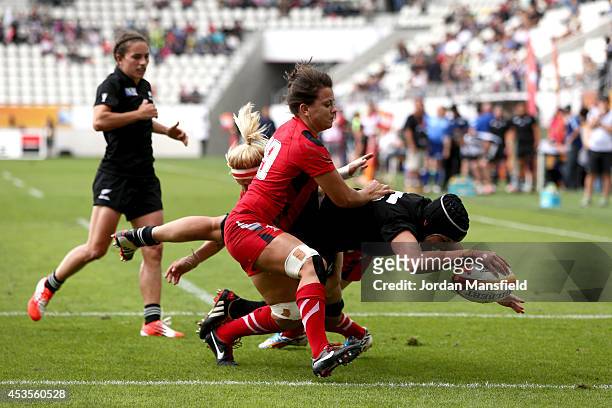 Rawina Everitt of New Zealand touches down a try during the IRB Women's Rugby World Cup 5th place match between New Zealand and Wales at Stade Jean...