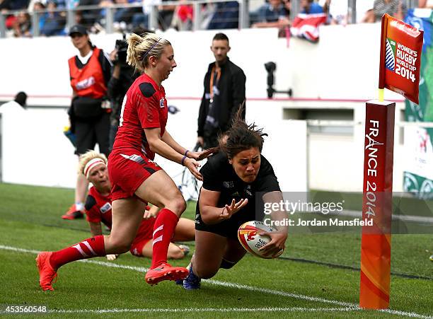 Shakira Baker of New Zealand touches down a try during the IRB Women's Rugby World Cup 5th place match between New Zealand and Wales at Stade Jean...