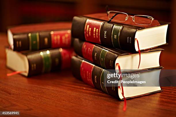 conoce tus derechos - law books fotografías e imágenes de stock