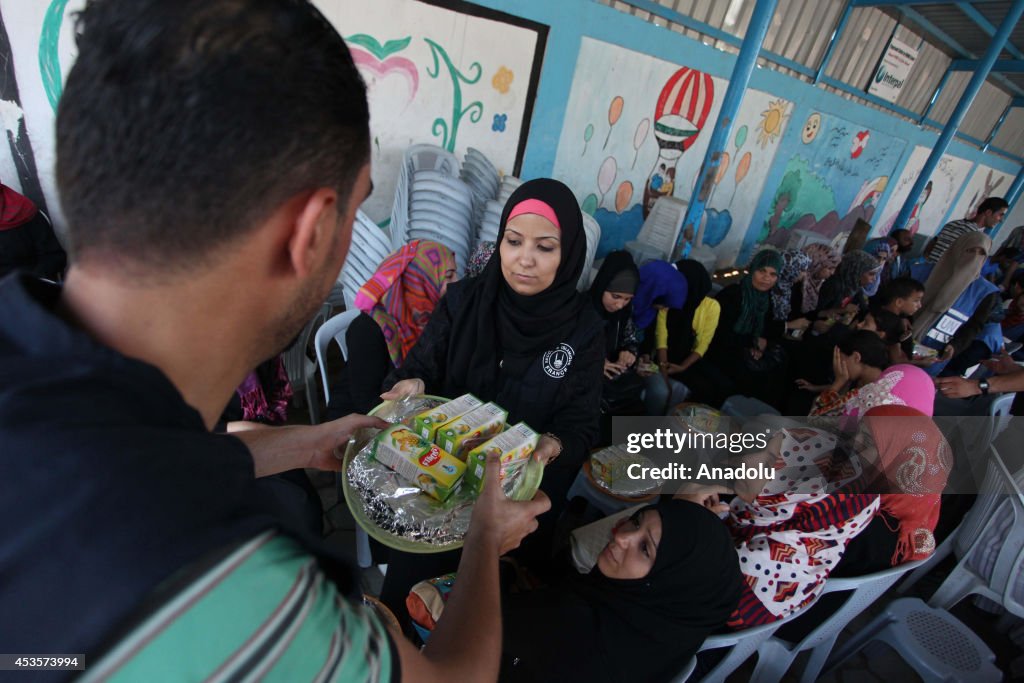 A Palestinian couple gets married in Al-Shati Camp of Gaza during the 72-hour ceasefire