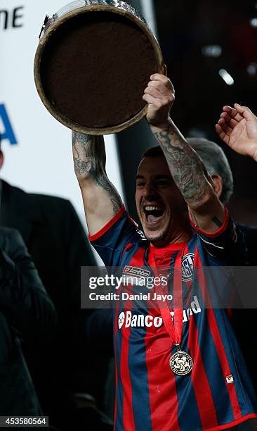 Leandro Romagnoli, of San Lorenzo lifts the trophy at the end of the second leg final match between San Lorenzo and Nacional as part of Copa...