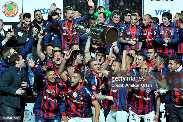 Players of San Lorenzo celebrate with the trophy after winning the second leg final match between San Lorenzo and Nacional as part of Copa...