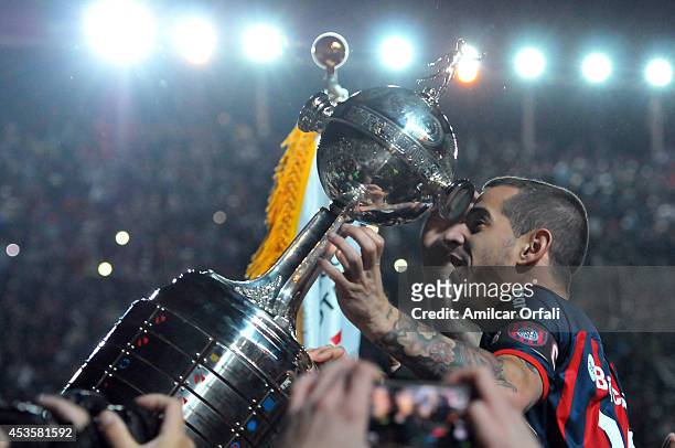 Leandro Romagnoli of San Lorenzo lifts the trophy after the second leg final match between San Lorenzo and Nacional as part of Copa Bridgestone...