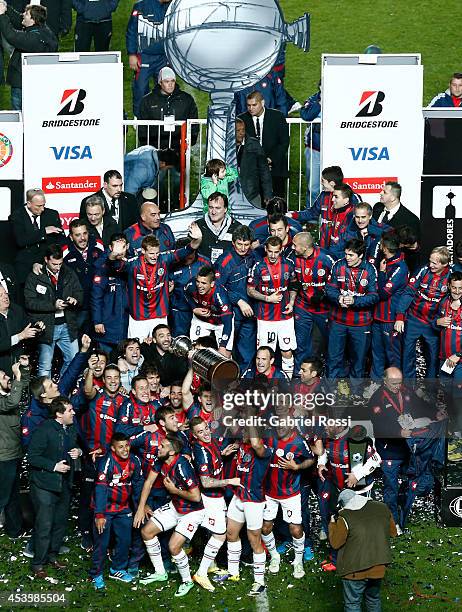 Players of San Lorenzo celebrate winning the Copa Bridgestone Libertadores after the second leg final match between San Lorenzo and Nacional as part...