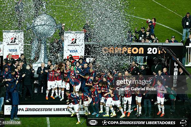 Players of San Lorenzo celebrate winning the Copa Bridgestone Libertadores after the second leg final match between San Lorenzo and Nacional as part...