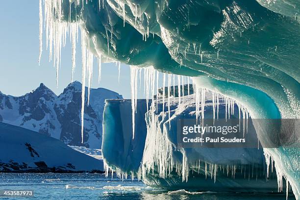 iceberg, lemaire channel, antarctica - glacier stockfoto's en -beelden