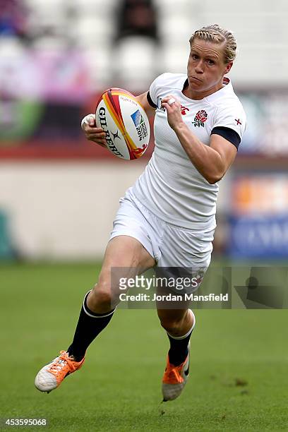 Danielle Waterman of England in action during the IRB Women's Rugby World Cup semi-final match between Ireland and England at Stade Jean Bouin on...