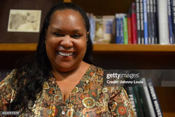 Writer Zane 45 Zane Book Signing At Books And Books Stock Photos, High-Res Pictures ...
