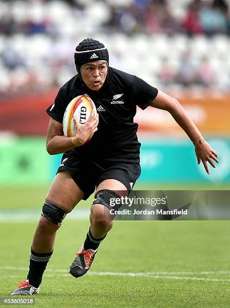 Rawina Everitt of New Zealand in action during the IRB Women's Rugby World Cup 5th place match between New Zealand and Wales at Stade Jean Bouin on...