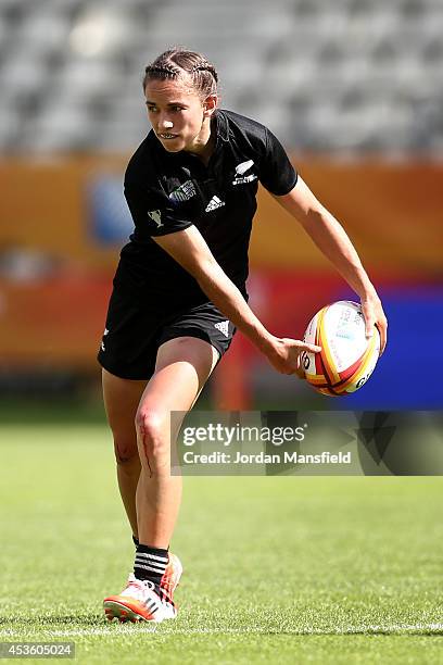 Selica Winiata of New Zealand in action during the IRB Women's Rugby World Cup 5th place match between New Zealand and Wales at Stade Jean Bouin on...