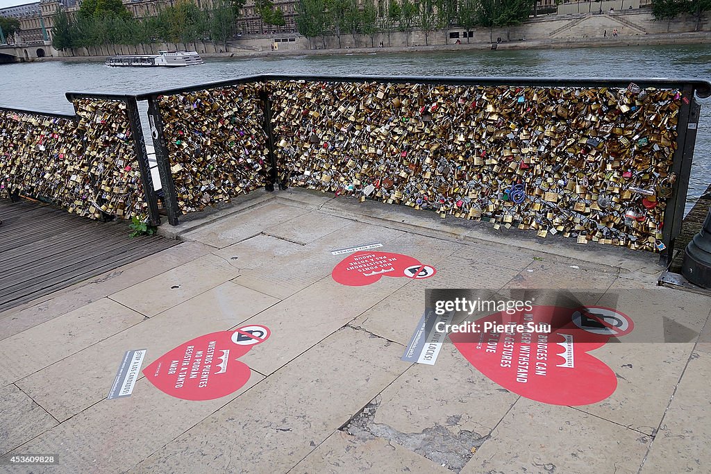 Paris City Hall Starts A Campaign To Replace 'Love Padlocks'  With Selfies