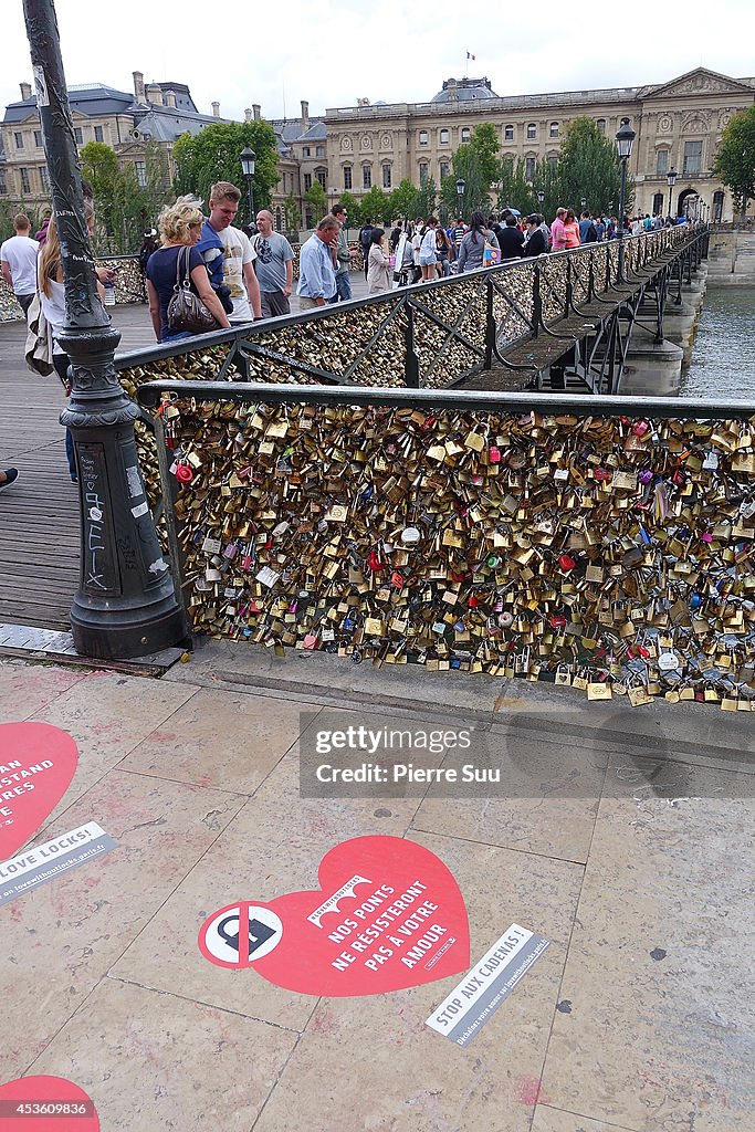 Paris City Hall Starts A Campaign To Replace 'Love Padlocks'  With Selfies