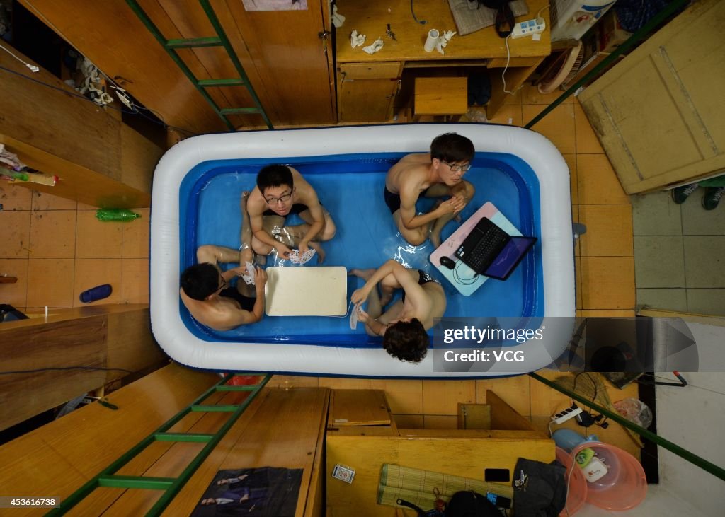 Student Bring An Inflatable Pool Into His Dorm To Avoid Wuhan's Hot Weather