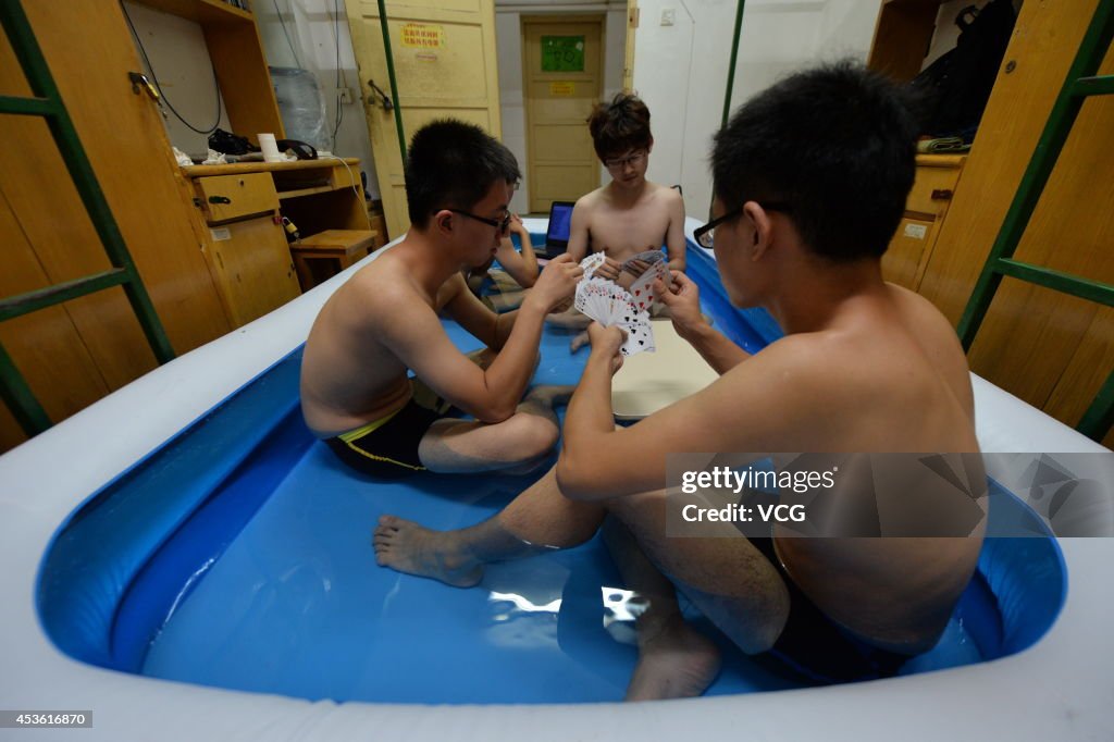 Student Bring An Inflatable Pool Into His Dorm To Avoid Wuhan's Hot Weather