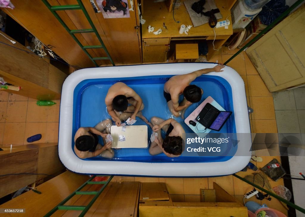 Student Bring An Inflatable Pool Into His Dorm To Avoid Wuhan's Hot Weather