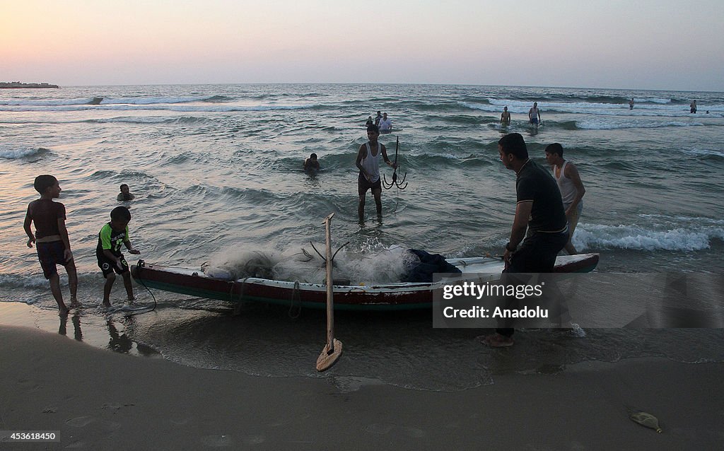 Palestinian fishermen return to sea during ceasefire