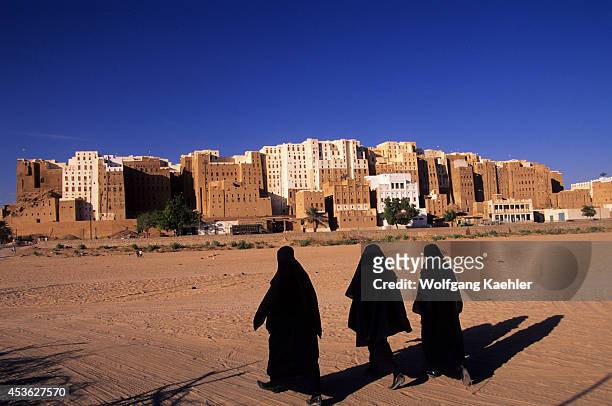 Yemen, Wadi Hadramawt, View Of Shibam, Veiled Women, 'manhattan Of The Desert'.