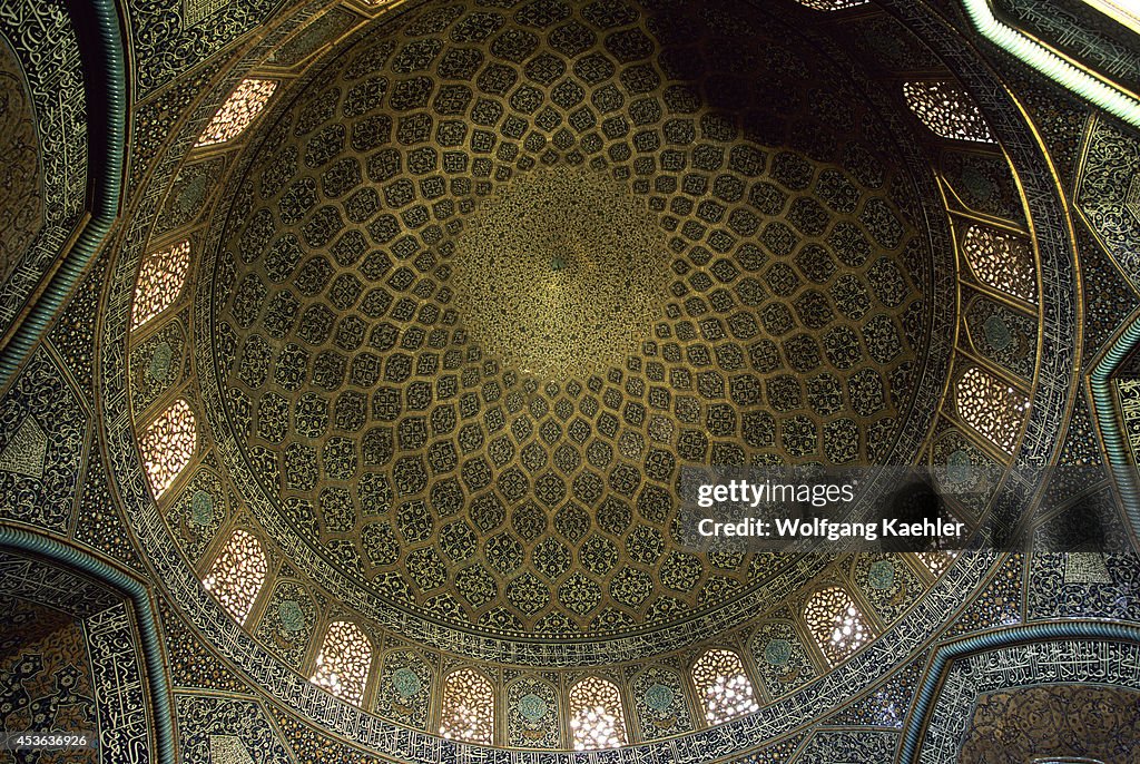 iran-esfahan-eman-khomeni-square-sheikh-lotfollah-mosque-interior-dome-ceiling.jpg