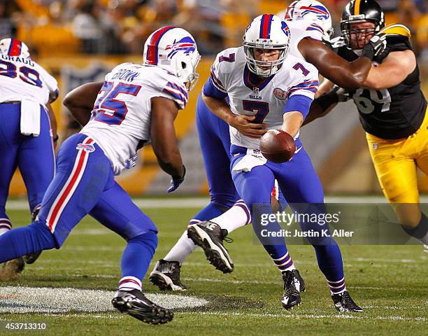 Jeff Tuel hands the ball off to Bryce Brown of the Buffalo Bills during the third quarter against the Pittsburgh Steelers at Heinz Field on August...