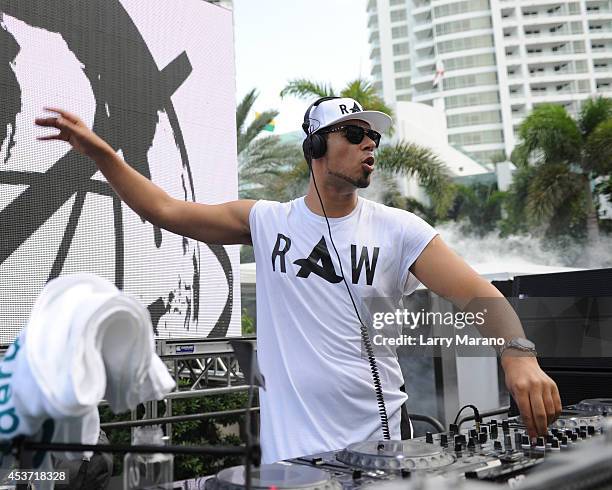 Afrojack performs at Mackapoolooza at Fontainebleau Miami Beach on August 16, 2014 in Miami Beach, Florida.