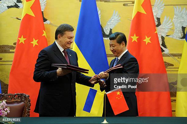 Ukrainian President Viktor Yanukovych and Chinese President Xi Jinping attend a signing ceremony at the Great Hall of the People on December 5, 2013...