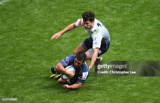 Marcos Bollini of Buenos Aires scores a try as Tomos Williams of Cardiff tries to stop him during the Cup Quarter Final match between Buenos Aires...