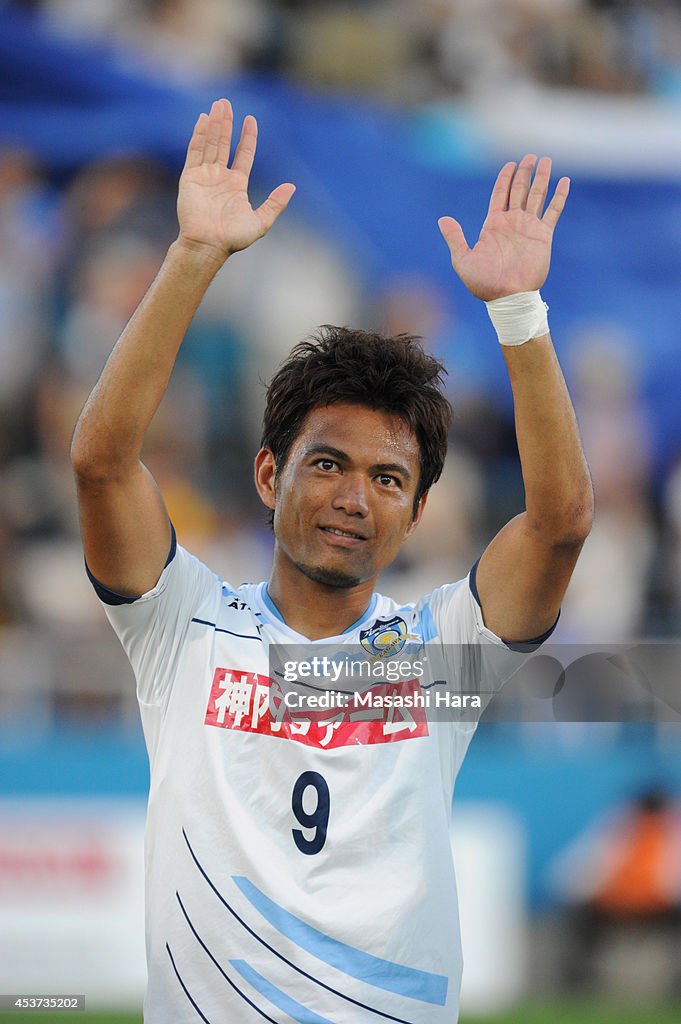 Yokohama F.C. v Kamatamare Sanuki - J.League 2 2014