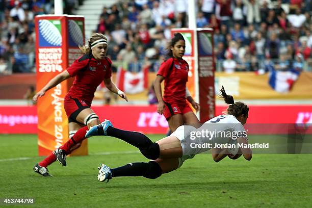 Emily Scarratt of England dives to touch down a try during the IRB Women's Rugby World Cup 2014 Final between England and Canada at Stade Jean-Bouin...