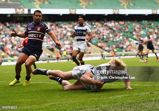 Mitch Kirpik of Auckland scores a try during the Cup Final match between Buenos Aires and Auckland during the World Club 7's Day Two at Twickenham...