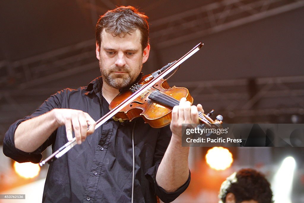 The violin player, Christian Herzberger supports Gregor...