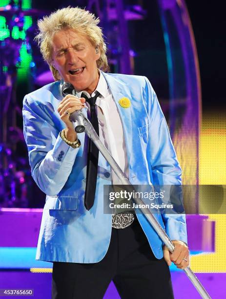 Singer Rod Stewart performs at Sprint Center on August 14, 2014 in Kansas City, Missouri.