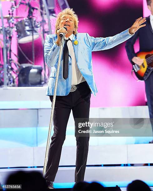 Singer Rod Stewart performs at Sprint Center on August 14, 2014 in Kansas City, Missouri.