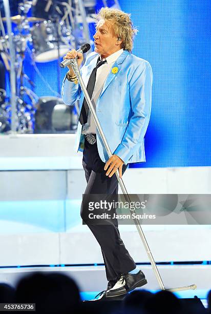 Singer Rod Stewart performs at Sprint Center on August 14, 2014 in Kansas City, Missouri.