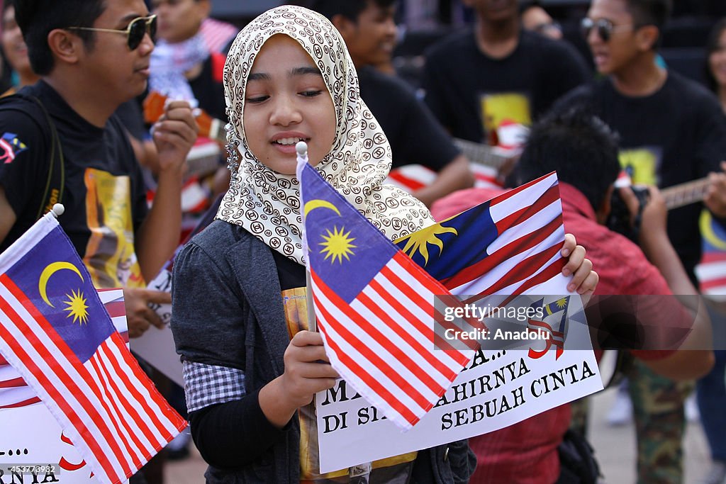 Malaysians hold a raising the flags campaign in Putrajaya
