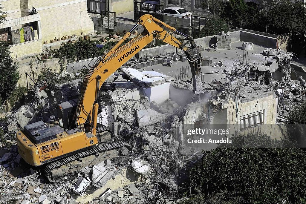 Municipality of East Jerusalem demolishes house of a Palestinian family