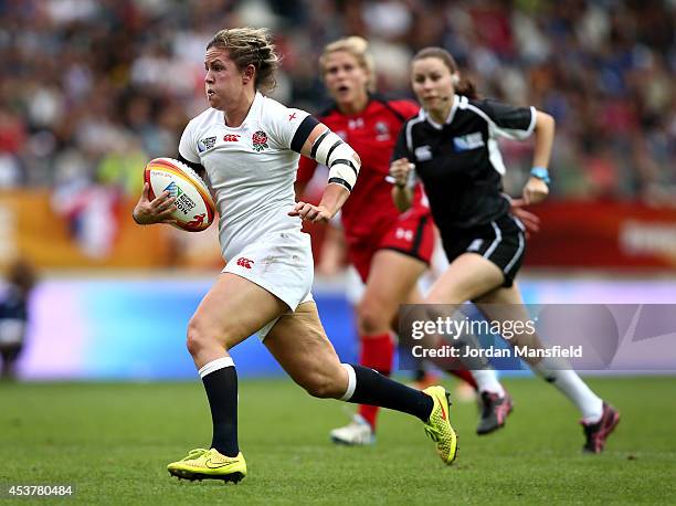 Marlie Packer of England charges upfield during the IRB Women's Rugby World Cup 2014 Final between England and Canada at Stade Jean-Bouin on August...