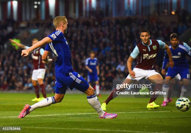 Andre Schurrle of Chelsea scores their second goal during the Barclays Premier League match between Burnley and Chelsea at Turf Moor on August 18,...