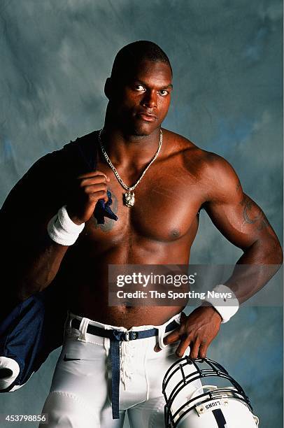 LaVar Arrington of the Penn State Nittany Lions poses for a photo on December 11, 1998.