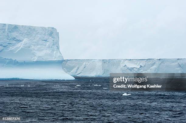 Antarctica, Near Elephant Island, Tabular Iceberg, Piece From B-15 Iceberg, Largest Iceberg Which Broke Off In 2000 From Ross Ice Shelf, November 26,...