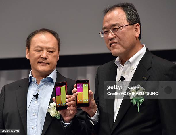 Taiwan's electronics maker HTC CEO Peter Chou and Japan's telecommunication giant KDDI president Takashi Tanaka introduce the new smartphone "HTC J...