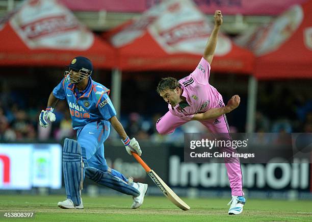 Jacques Kallis of South Africa bowls during the 1st Momentum ODI match between South Africa and India at Bidvest Wanderers Stadium on December 05,...