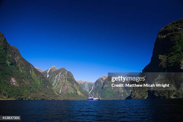 a boat tours through doubtful sound national park - doubtful sound stock-fotos und bilder