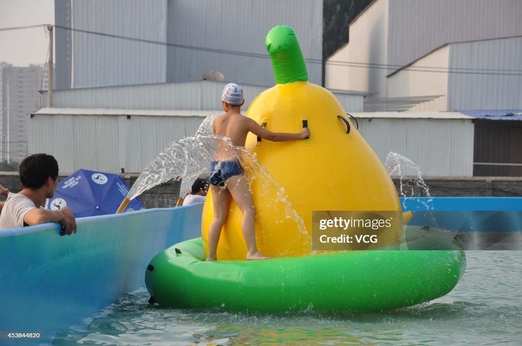 Civilian-run Primary School Holds Water Carnival To Enlarge Source Of Students In Zhumadian